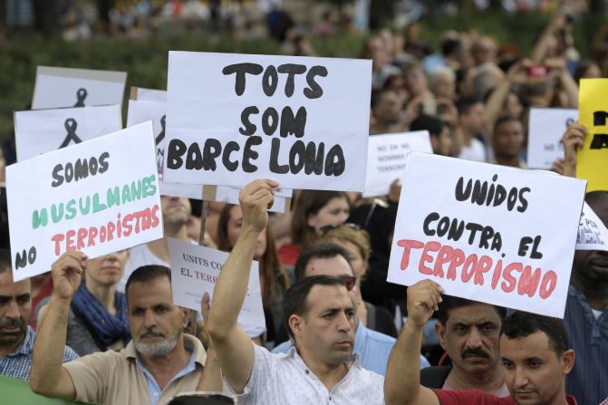 La comunidad musulmana de Barcelona leyó un comunicado en catalán, español y árabe en el que rechazó los ataques y se solidarizó con las víctimas. Los manifestantes llevaban carteles con frases como "Todos somos Barcelona", “El terrorismo no tiene religión” y "No somos terroristas, somos musulmanes”.