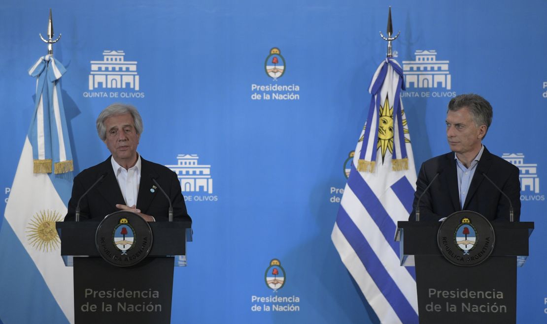 Mauricio Macri (d) y Tabaré Vázquez (i) durante una rueda de prensa en octubre del 2016.