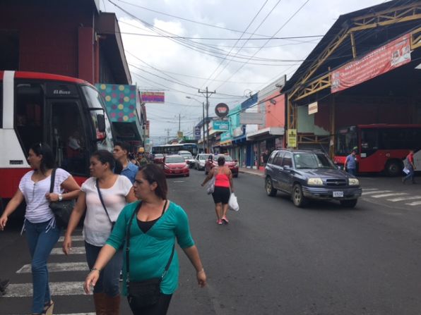 La Municipalidad de Alajuela, con el apoyo de CLACDS/INCAE y la empresa privada, procuran una ciudad segura para el peatón y con mejor transporte público.