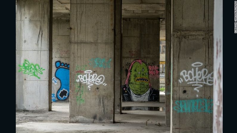 Artistas de graffiti y exploradores urbanos han dejado su huella en el edificio inacabado.