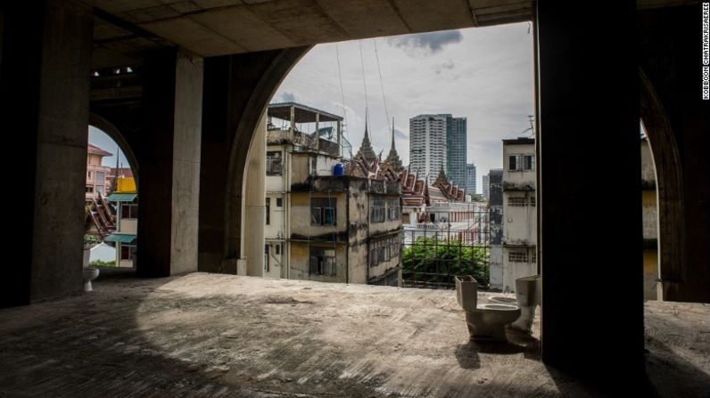 Inodoros abandonados en uno de los pisos inferiores de la torre.