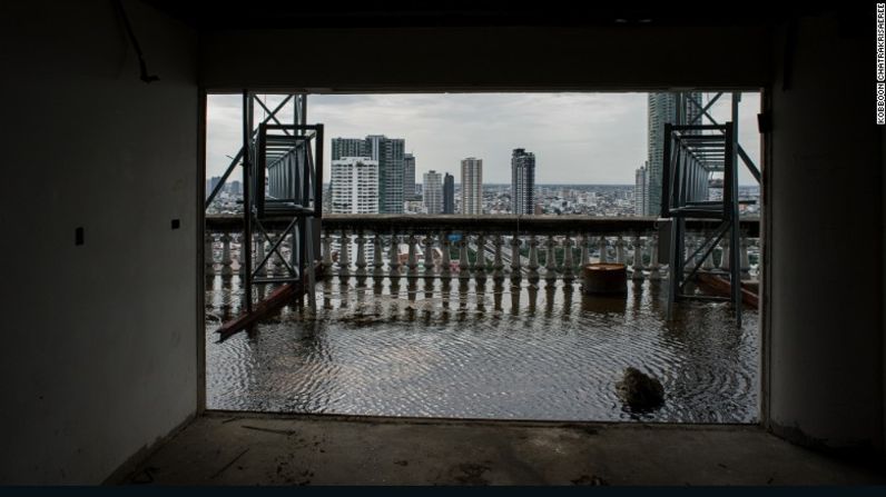 "El edificio estaba construido entre el 85 y el 90 por ciento", dijo Pansit Torsuwan, propietario de Sathorn Unique Tower, antes de llevar a CNN a una gira exclusiva por el edificio abandonado.