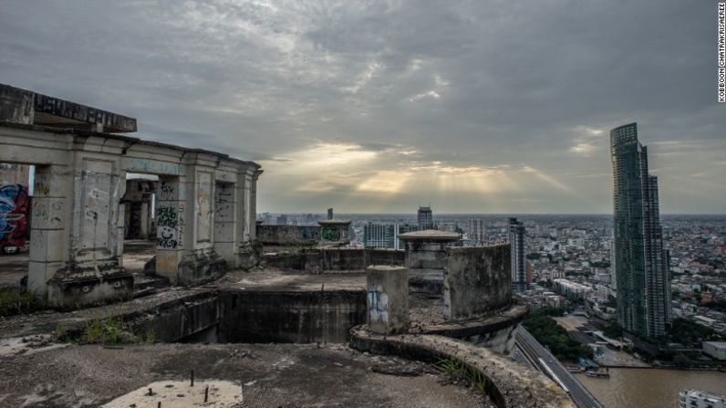 Las paredes que se desmoronan se yuxtaponen con vistas de millones de dólares de la ciudad.