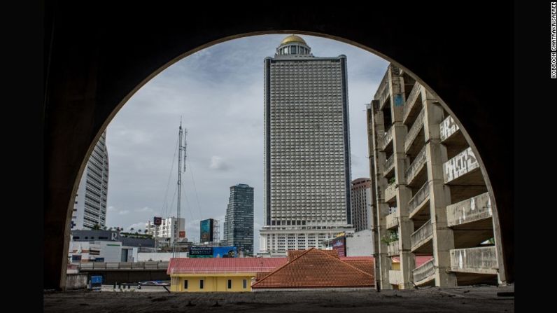 El dueño de la torre asegura que los ascensores, escaleras mecánicas y otras utilidades ya habían sido instalados cuando la crisis económica golpeó a Tailandia.