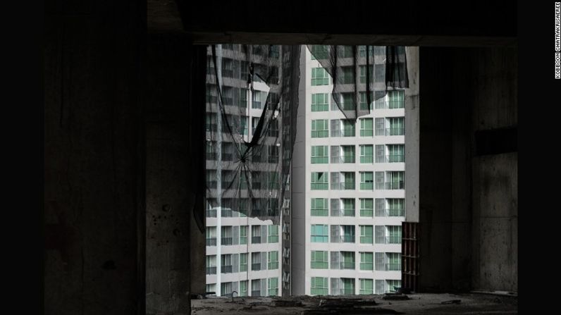 Un edificio vecino visto desde la estructura del edificio.