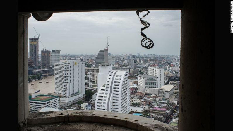 Con Tailandia experimentando otro boom de la construcción, el horizonte alrededor de la torre única de Sathorn ahora se puntea con nuevos altos.