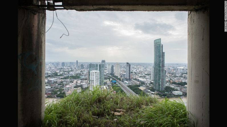 Los pisos superiores ofrecen unas vistas impresionantes del distrito Sathon en Bangkok.