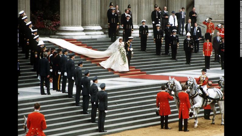 La boda real fue el 29 de julio de 1981, en la Catedral de San Pablo, en Londres. Se estima que más de 700 millones de personas vieron la ceremonia por televisión.
