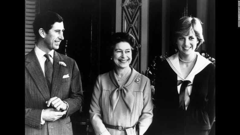 La pareja y la reina Isabel II, en marzo de 1981.