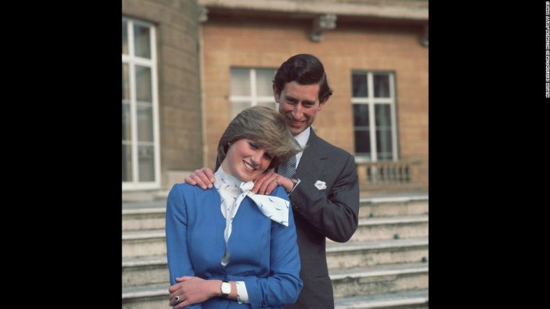 Diana y Carlos posan en el Palacio de Buckingham tras el anuncio de su compromiso, el 24 de febrero de 1981.