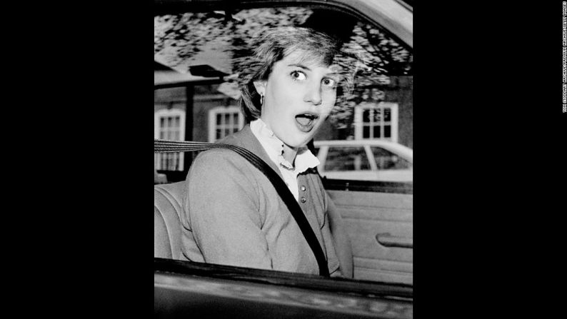 Diana, sorprendida en su carro afuera de su apartamento en Londres, en noviembre de 1980.