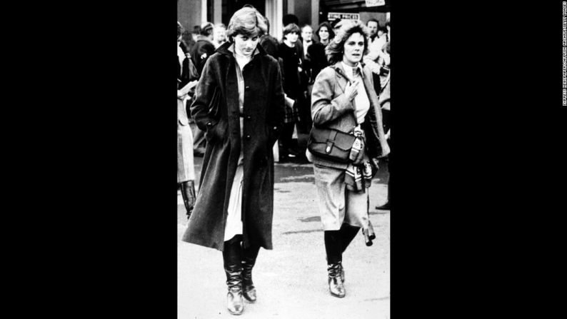 Diana y su amiga Camila Parker-Bowles visitan el hipódromo de Ludlow, en octubre de 1980. Uno de los jinetes que competía era el príncipe Carlos, hijo de la reina Isabel II y heredero al trono británico. Diana y Carlos se comprometieron solo unos meses después.