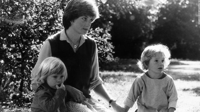 Después de terminar el colegio, Diana tuvo distintos trabajos: desde cocinar, cuidar niños y ser profesora de kinder. Esta foto es de 1980, cuidando a dos niños.