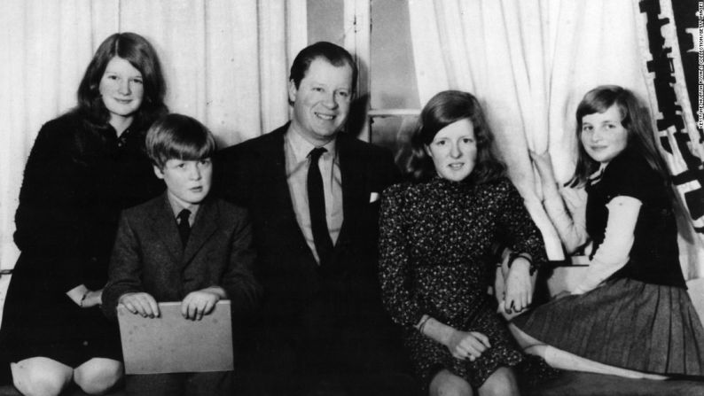 Diana, en el extremo derecho, es fotografiada con su padre John y con sus tres hermanos, hacia 1970. A la izquierda: Sarah. Al lado de Diana: Jane. Los padres de Diana se separaron cuando ella tenía 7 años y su padre quedó con la custodia de los hijos.