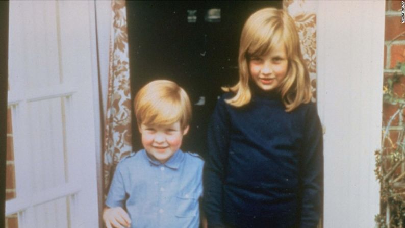 Diana posa con su hermano Charles, en 1968. Tenía otras dos hermanas: Sarah y Jane.