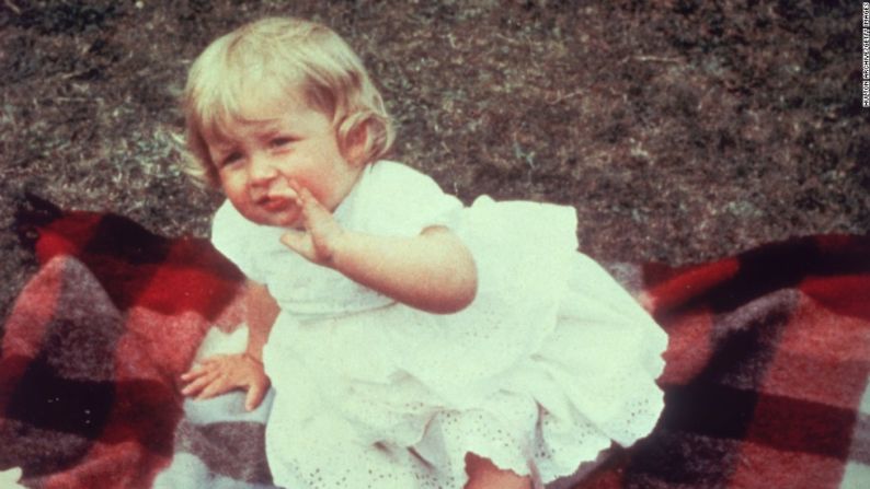 Diana, en esta foto de un año, nació el 1 de julio de 1961 con el nombre de Diana Frances Spencer. Nació en el seno de una familia noble, en Sandringham (Inglaterra). Su padre, John, fue vizconde de Althorp.