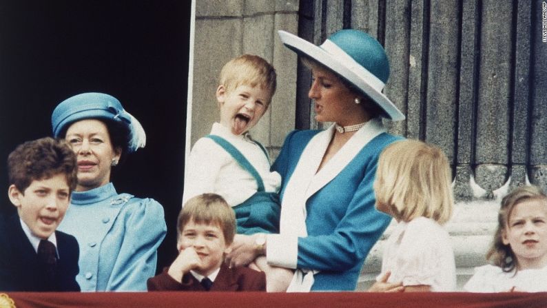 El príncipe Enrique muestra aquí parte de su personalidad, en una foto tomada en el balcón del Palacio de Buckingham, en junio de 1988.
