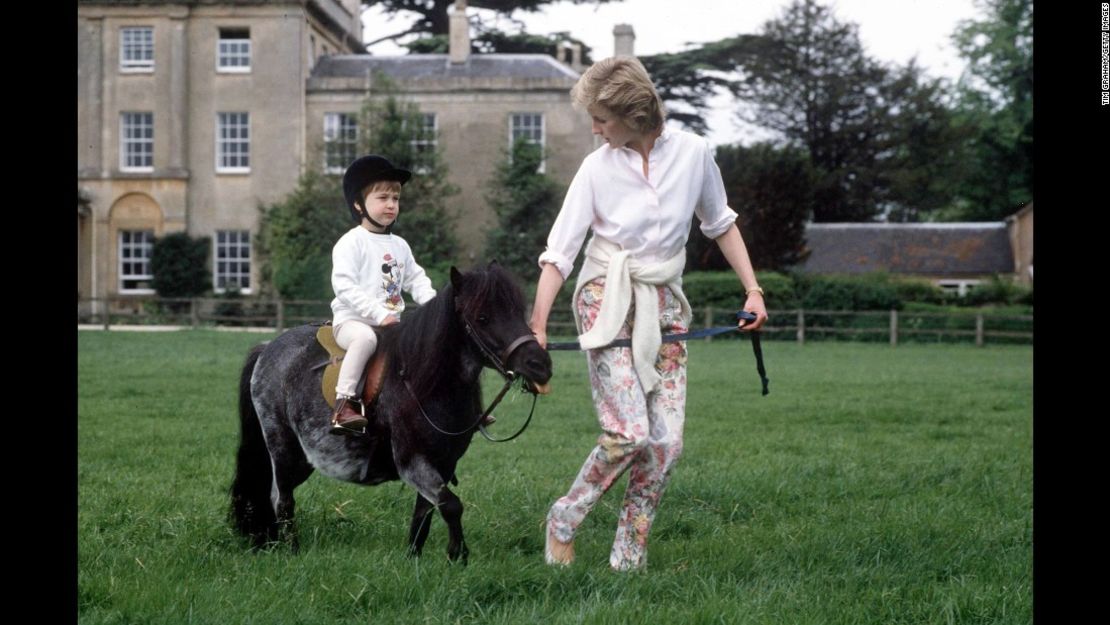 El príncipe Guillermo y la princesa Diana en un poni miniatura en la residencial real.