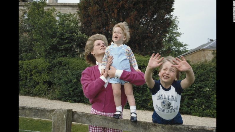 Diana sostiene al príncipe Enrique en la residencial real de Gloucestershire (Inglaterra), en julio de 1986. A su lado, el príncipe Guillermo.