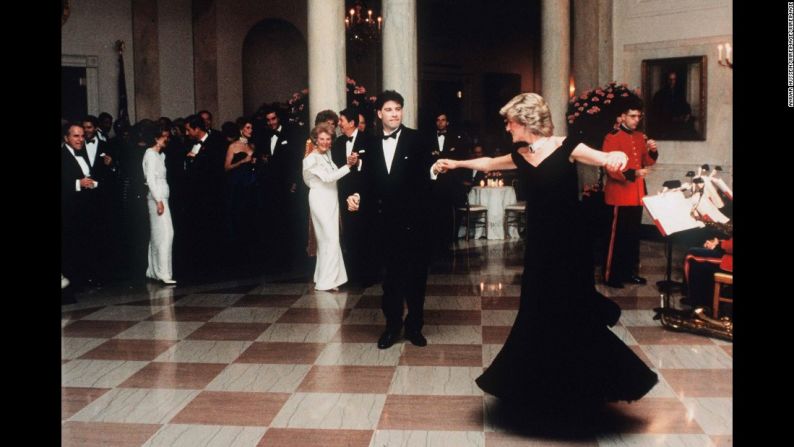 Diana baila con el actor John Travolta en la Casa Blanca, en noviembre de 1985. Detrás de Travolta está el presidente de Estados Unidos Ronald Reagan y su esposa, Nancy Reagan. Unas semanas después, el vestido de terciopelo que usó Diana en ese baile fue subastado en 240.000 libras, unos 362 dólares de entonces.
