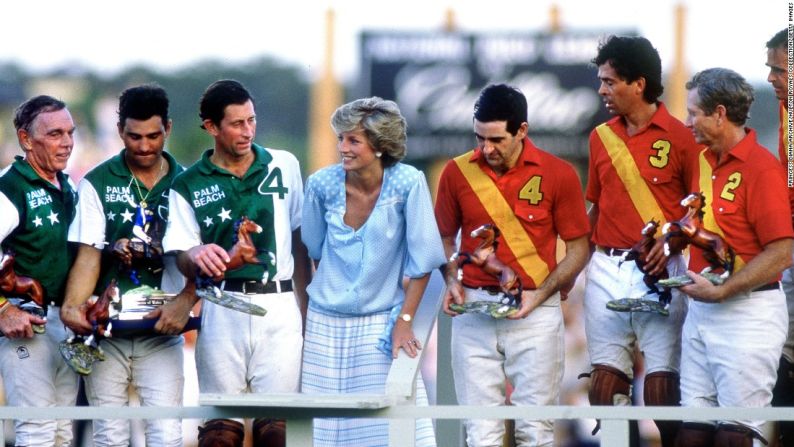 Diana asiste a un partido de polo en el que jugó su esposo, en Palm Beach (Florida), en noviembre de 1985.
