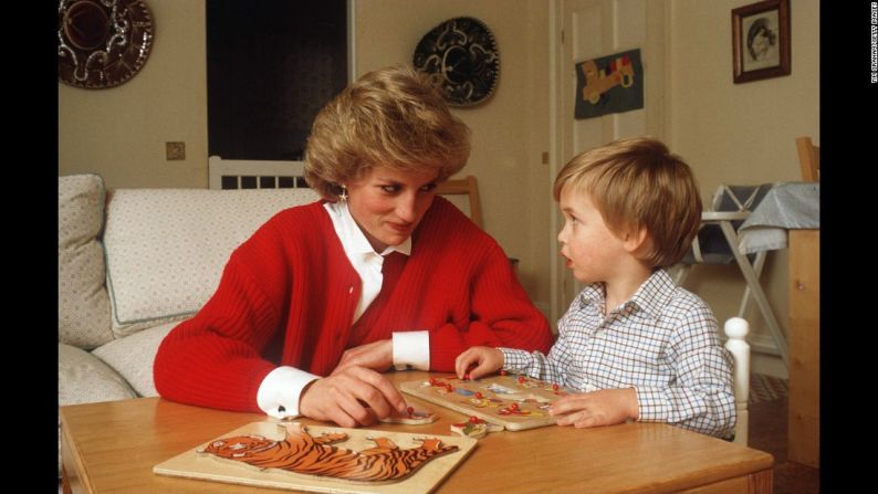 Diana ayuda a su hijo Guillermo a resolver un rompecabezas, en octubre de 1985.