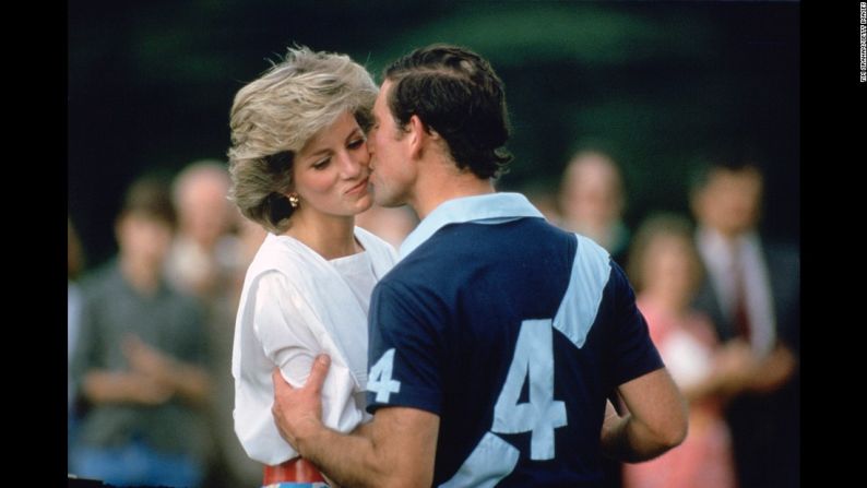 Carlos besa a su esposa tras un partido de polo en Cirencester (Inglaterra), en junio de 1985.