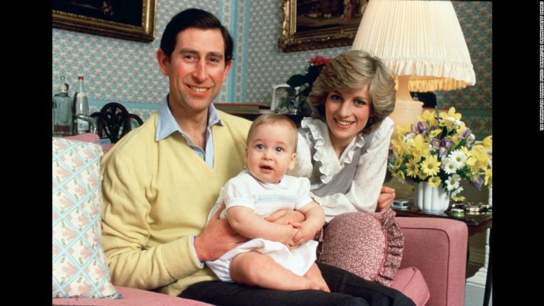 Carlos, Guillermo y Diana posan juntos en el Palacio de Kensington, en febrero de 1982.