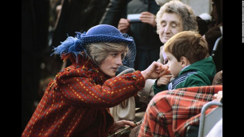 Diana saluda a un niño en una visita a Wrexham (Gales), en noviembre de 1982.