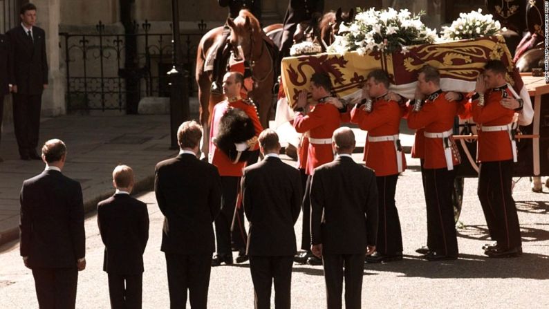 El ataúd de Diana es llevado hacia la Catedral de Westminster, en Londres, en septiembre de 1997. De espaldas y de izquierda a derecha, viendo pasar el cortejo fúnebre: el príncipe Carlos, el príncipe Enrique, Charles Spencer, el príncipe Guillermo y el príncipe Felipe.