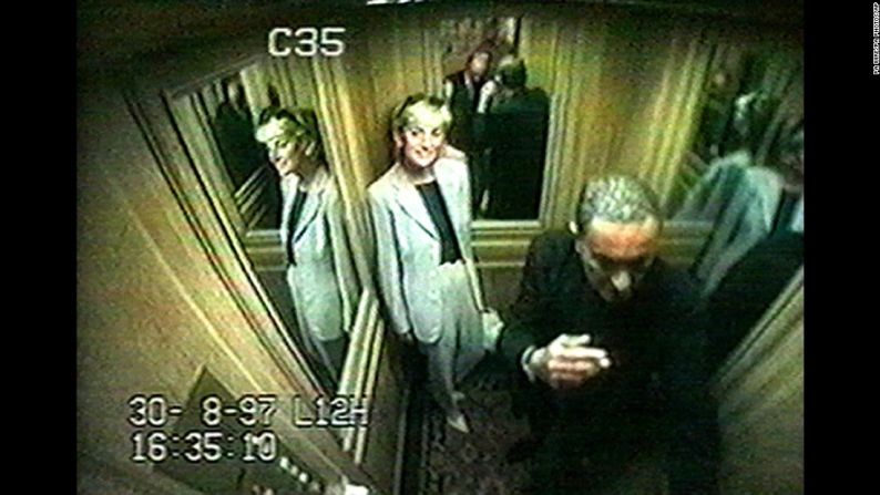 Ese mismo día fue captada esta imagen de Diana en el ascensor del Hotel Ritz de París con su novio Dodi Fayed. Después de salir del hotel, la pareja murió en un accidente de tránsito en el túnel del Puente del Alma.