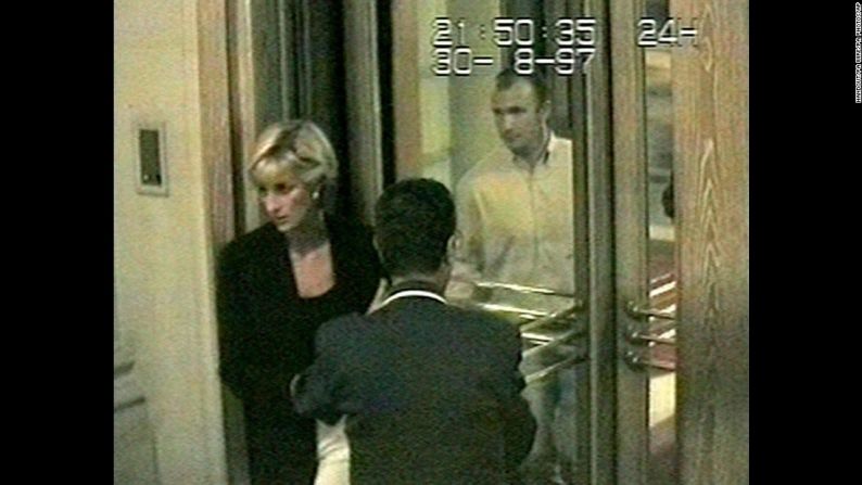Esta imagen, captada de un video de una cámara de seguridad, muestra a Diana llegando al Hotel Ritz de París, el 30 de agosto de 1997. Es una de las últimas fotos de Diana con vida.