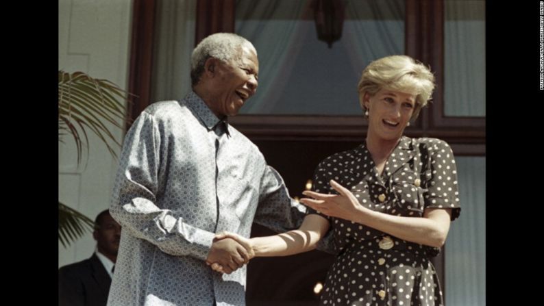Diana se reunió con el presidente sudafricano Nelson Mandela en marzo de 1997, en Ciudad del Cabo (Sudáfrica).