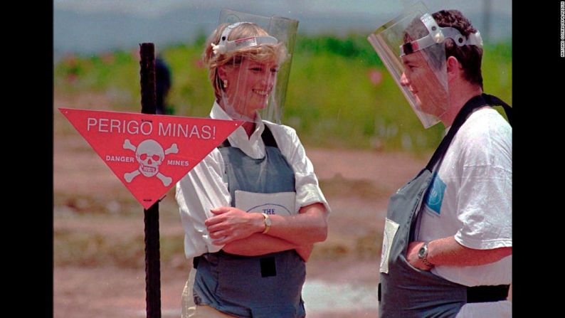 En ese mismo viaje a Angola, Diana visitó varios campos minados.
