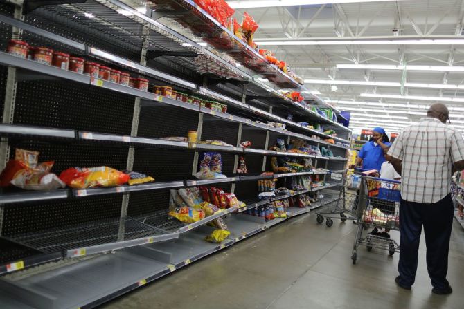 En Houston, Texas, muchos optaron por atrincherarse en sus casas antes de evacuar. En las zonas costeras las autoridades han recomendado que la gente salga de la ciudad.