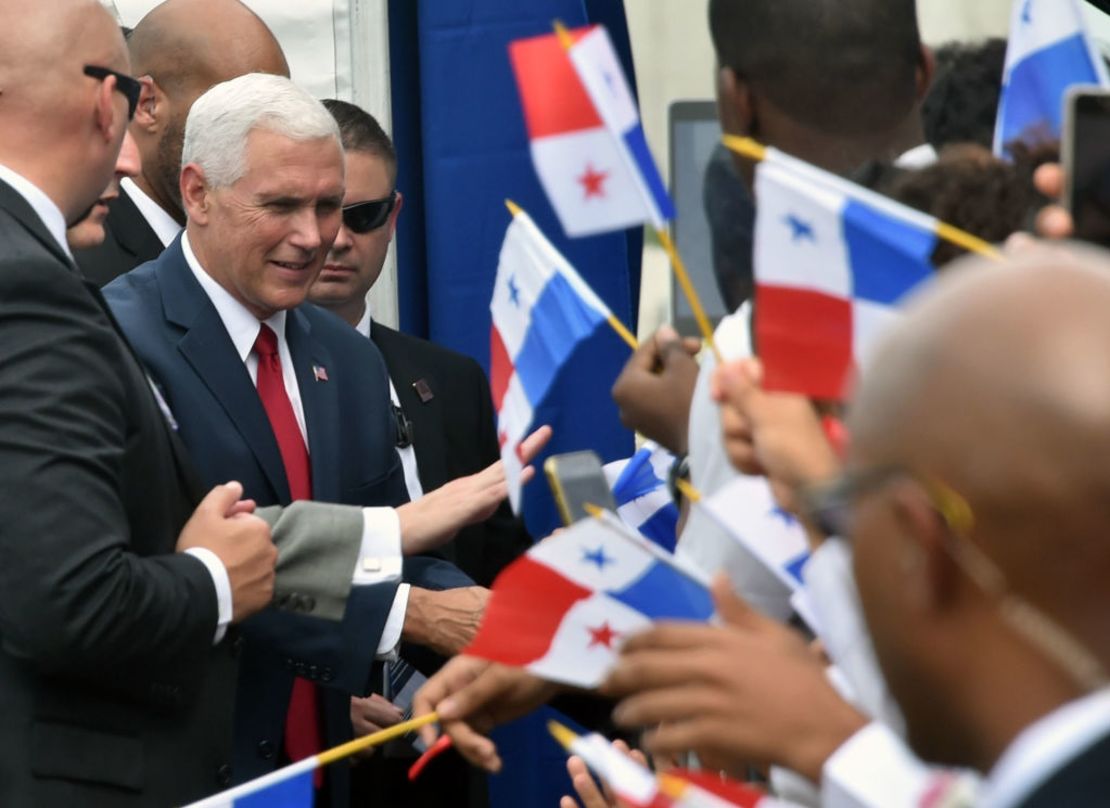 Los hechos ocurrieron en Panamña antes de la gira del vicepresidente Mike Pence por América Latina. En esta imagen aparece Pence saludando a un grupo de estudiantes durante su visita al Canal de Panamá el 17 de agosto de 2017.