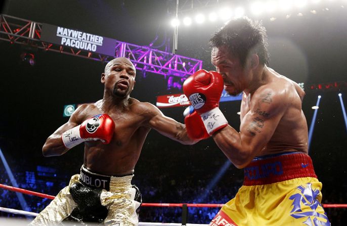 Floyd Mayweather Jr. intercambia golpes con el filipino Manny Pacquiao el 2 de mayo del 2015 en el MGM Garden de Las Vegas. El estilo de pelea de Mayweather Jr. es calificado como ortodoxo.