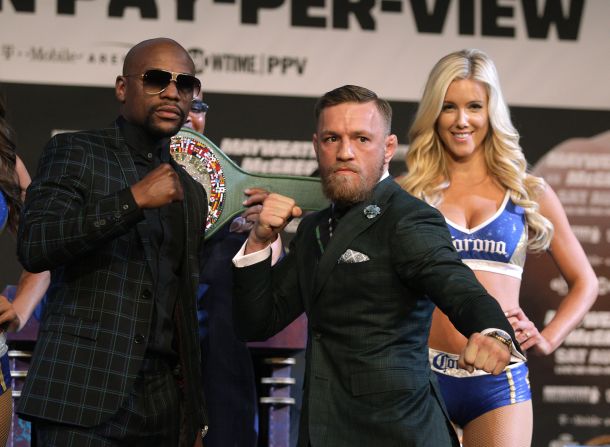 Mayweather Jr. (i) y Mcgregor (d) posan durante una conferencia de prensa el 23 de agosto en el MGM Grand en Las Vegas. la bolsa para esta pelea supera los 500 millones de dólares.