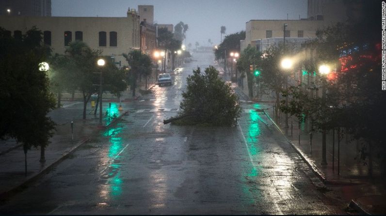 Aunque el huracán Harvey se redujo a categoría 1 cuando su ojo tocó tierra, en la mañana de este sábado, sigue siendo peligroso.