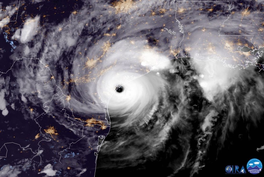 Harvey es el primer huracán en llegar a Texas desde 2008. Esta imagen de un satélite de la Administración Nacional Oceánica y Atmosférica de Estados Unidos muestra al huracán llegando a tierra.