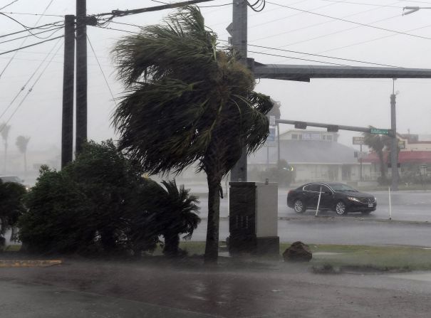 Aunque Harvey bajó de categoría, los meteorólogos dicen que los niveles de agua seguirán subiendo mientras las lluvias torrenciales y los fuertes vientos continúen en los próximos días. El poderoso ojo del huracán tocó tierra inicialmente a las 11 p.m. ET entre Port Aransas y Port O'Connor.