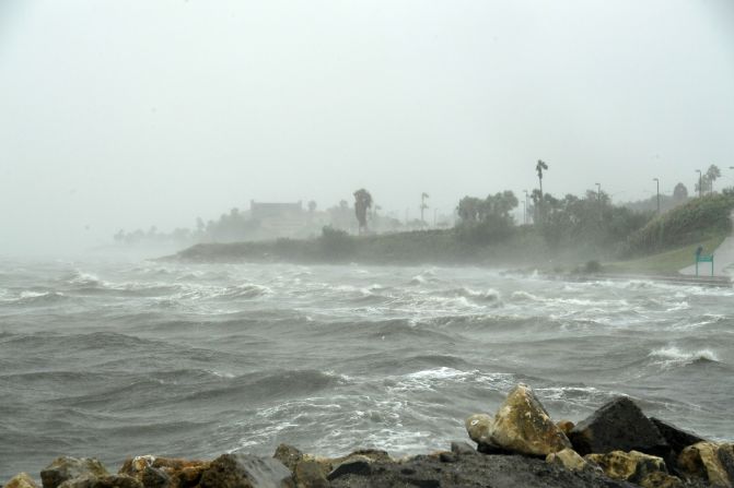 Los fuertes vientos golpeaban la costa de Corpus Christi, incluso antes de que el ojo del huracán Harvey tocara tierra. Esta imagen fue tomada en la tarde de este jueves.