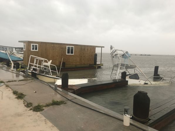 Harvey había alcanzado categoría 4 antes de tocar tierra, luego se debilitó. Las autoridades advierten que sigue siendo peligroso.