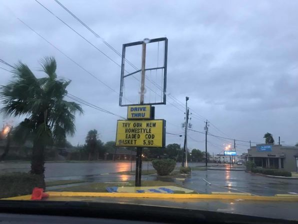 Así se ve una calle de Corpus Christi en la mañana de este sábado, después de que el ojo del huracán Harvey tocara tierra.