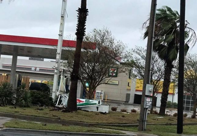 Corpus Christi, lugar donde el ojo del huracán tocó tierra en la mañana de este sábado, empieza a cubrirse de escombros.