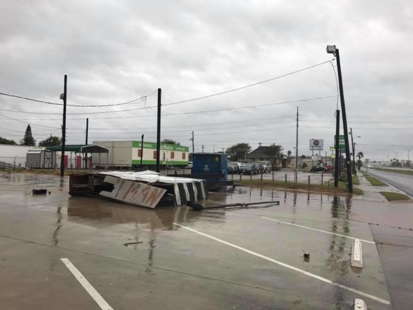 Esta es una de las primeras imágenes de los escombros que ha dejado Harvey, luego de tocar tierra en la mañana de este sábado.