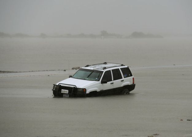 Un vehículo sumergido en el agua tras el paso del huracán Harvey en Corpus Christi, Texas, el 26 de agosto.