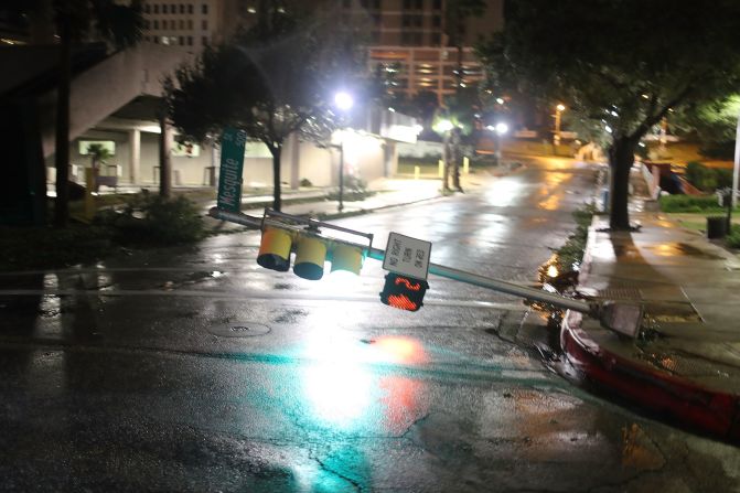 Las señales de tránsito también cedieron ante la magnitud del huracán Harvey. Este semáforo de Corpus Christi no se pudo mantener en pie.