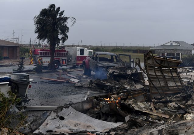 Estos son los escombros de una casa que se incendió luego de que Harvey tocara tierra en la ciudad de Corpus Christi.