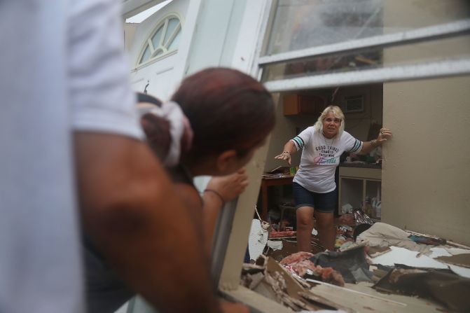 Una habitante de Rockport, Texas, intenta salir de su hogar, después de que el huracán Harvey tocara tierra y destruyera su apartamento. El techo salió volando por los fuertes vientos.